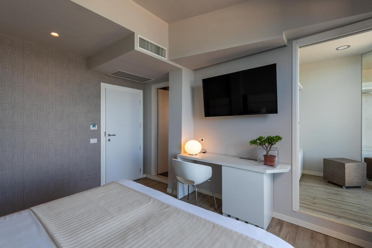 Hotel Commodore Riccione Bagian luar foto