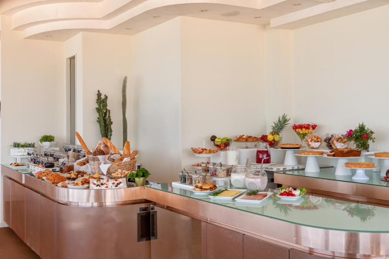 Hotel Commodore Riccione Bagian luar foto
