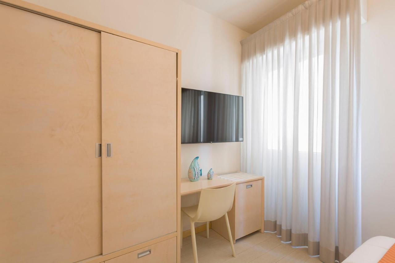 Hotel Commodore Riccione Bagian luar foto