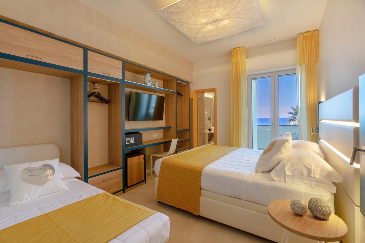 Hotel Commodore Riccione Bagian luar foto