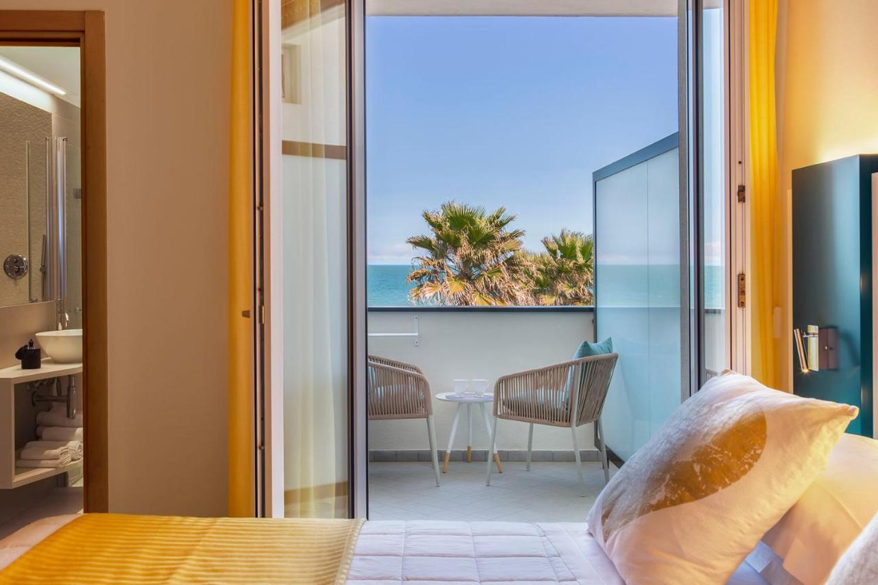 Hotel Commodore Riccione Bagian luar foto