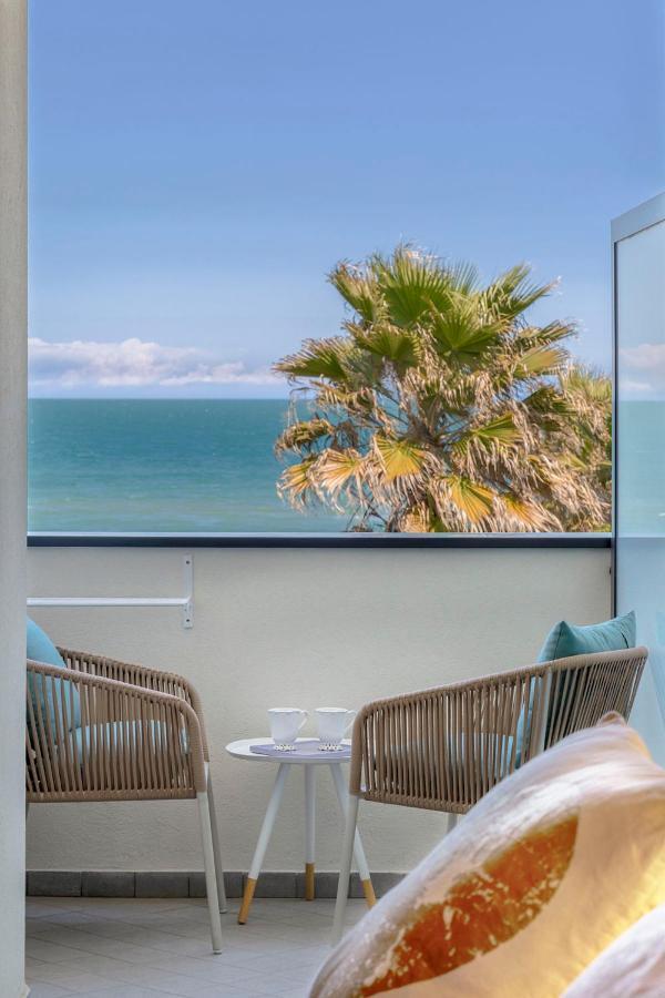 Hotel Commodore Riccione Bagian luar foto
