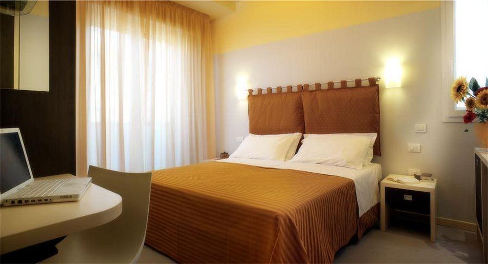 Hotel Commodore Riccione Bagian luar foto