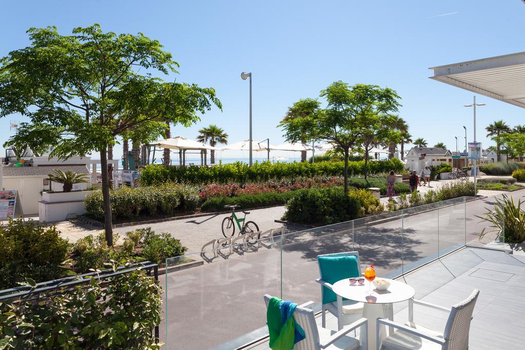 Hotel Commodore Riccione Bagian luar foto