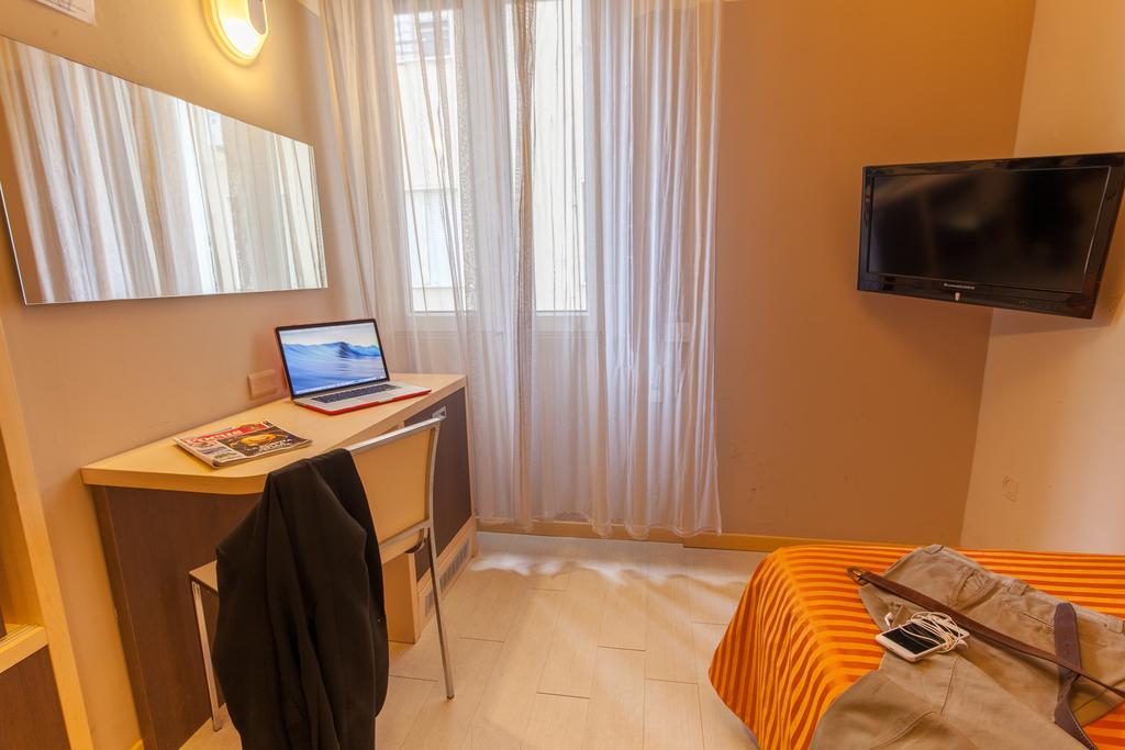 Hotel Commodore Riccione Bagian luar foto
