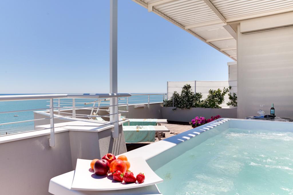 Hotel Commodore Riccione Bagian luar foto