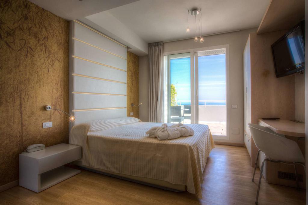 Hotel Commodore Riccione Bagian luar foto