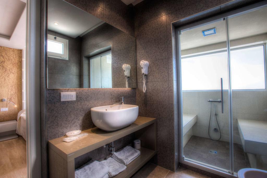 Hotel Commodore Riccione Bagian luar foto