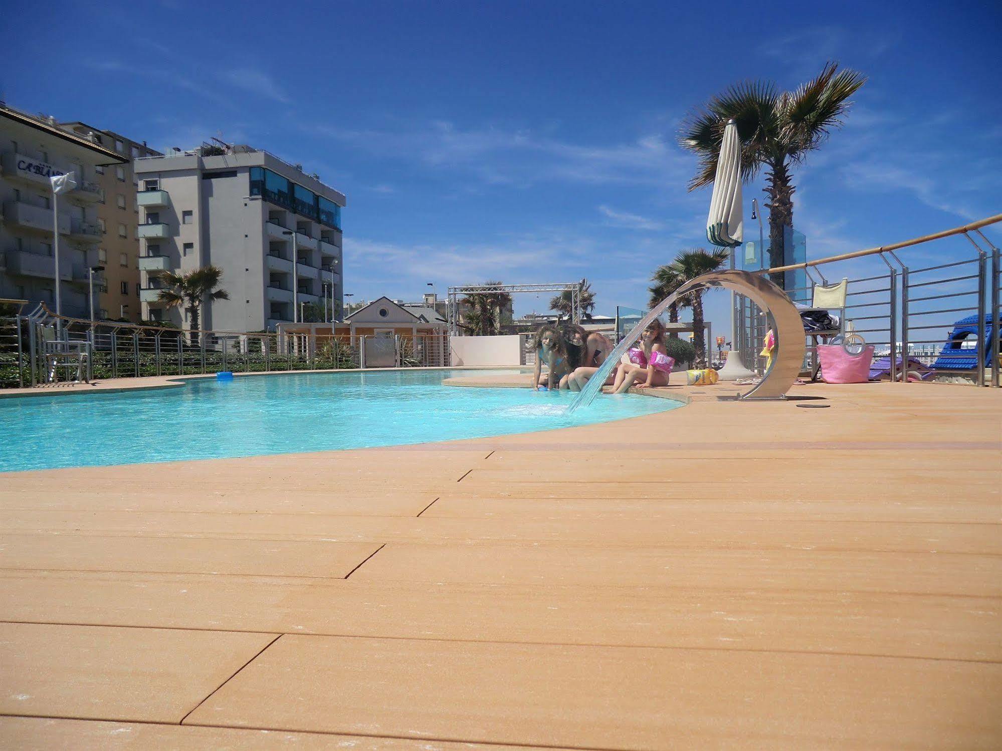 Hotel Commodore Riccione Bagian luar foto
