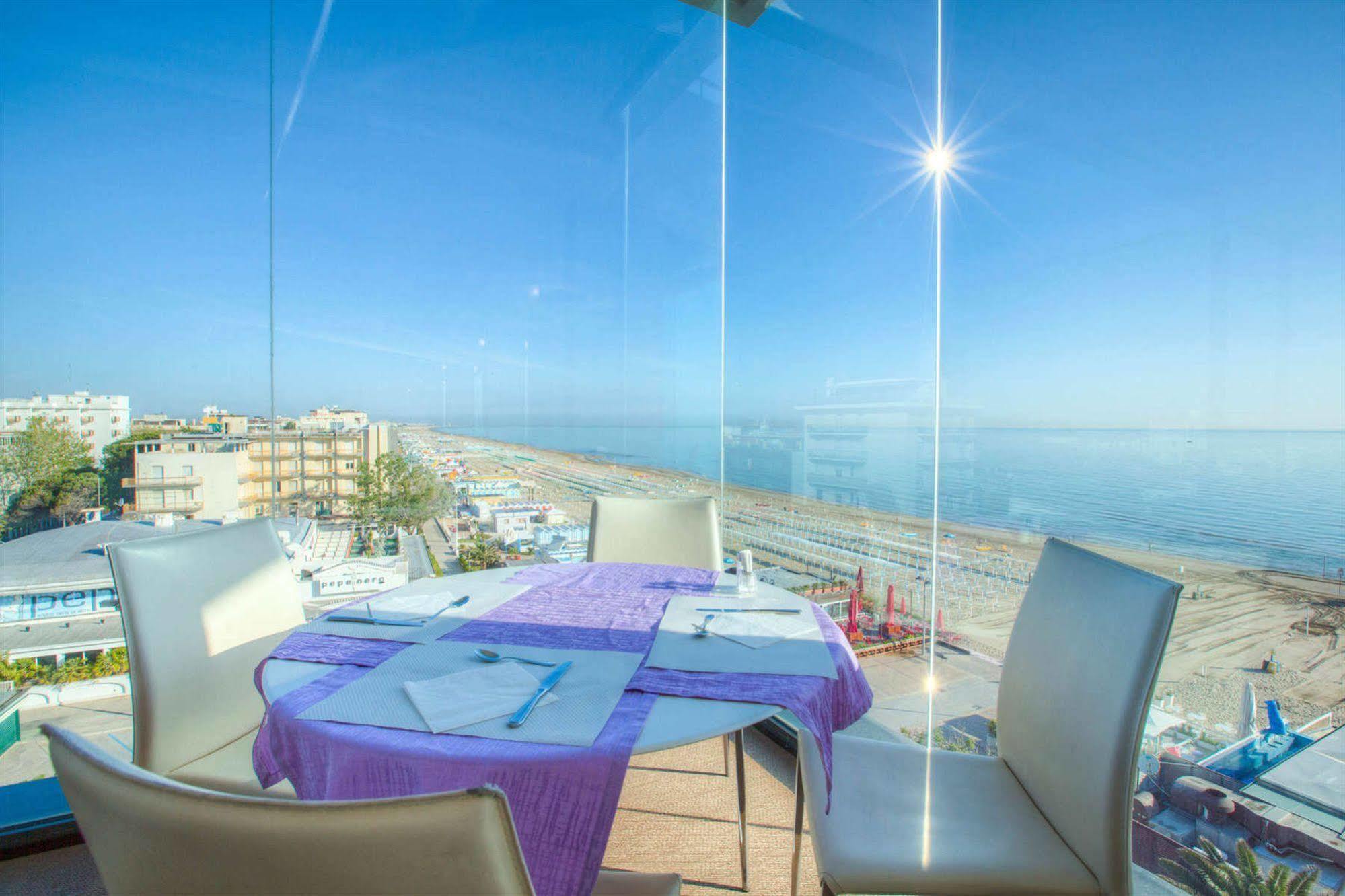 Hotel Commodore Riccione Bagian luar foto