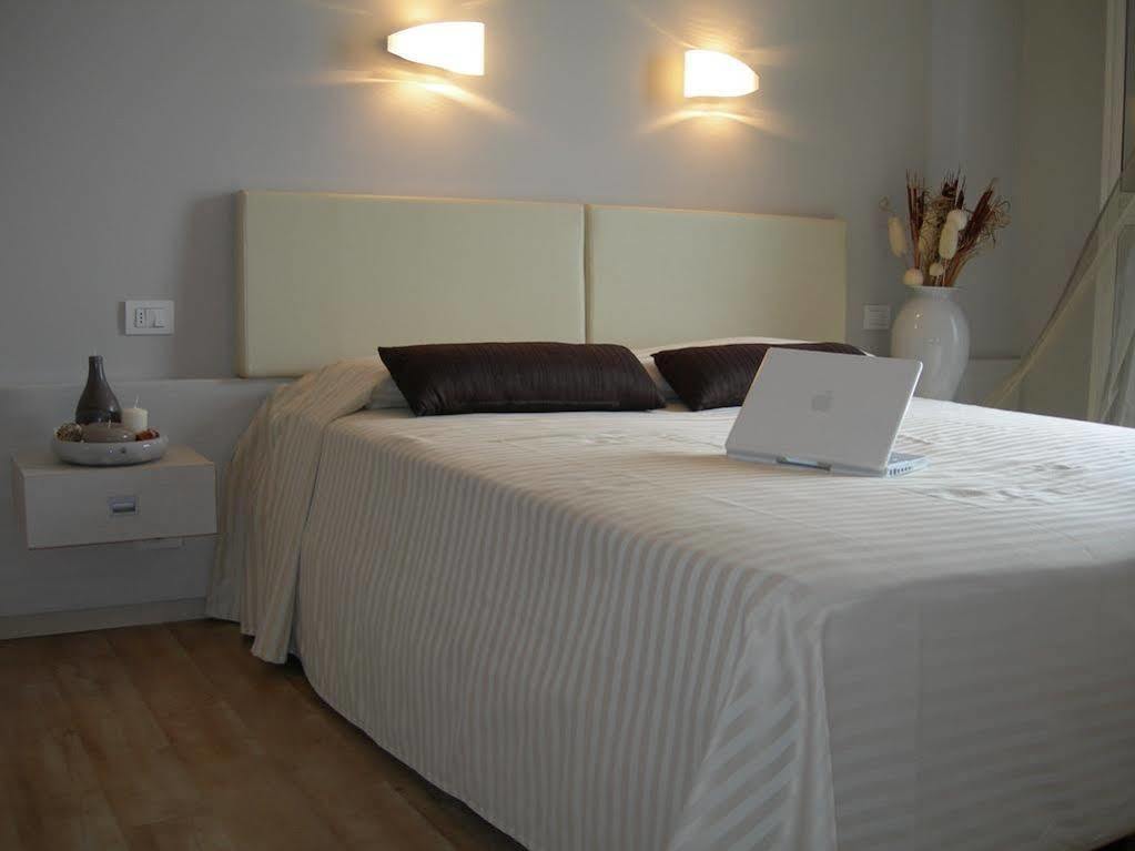 Hotel Commodore Riccione Bagian luar foto