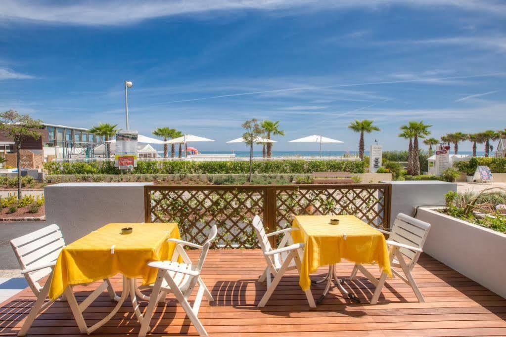 Hotel Commodore Riccione Bagian luar foto