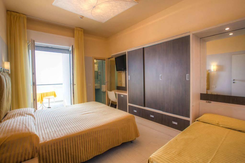 Hotel Commodore Riccione Bagian luar foto