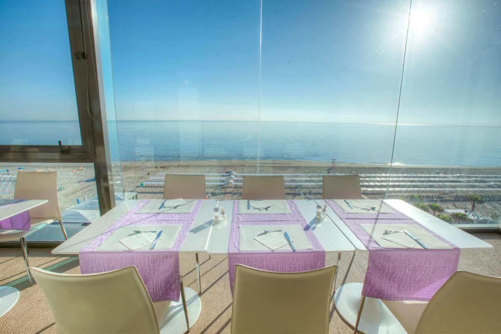 Hotel Commodore Riccione Bagian luar foto