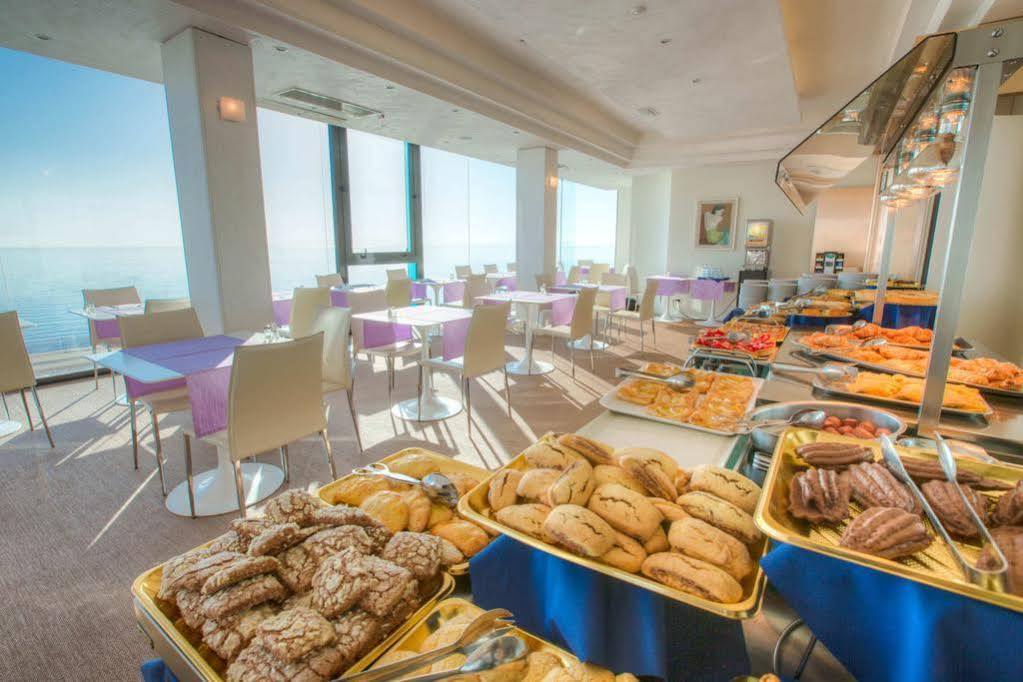 Hotel Commodore Riccione Bagian luar foto