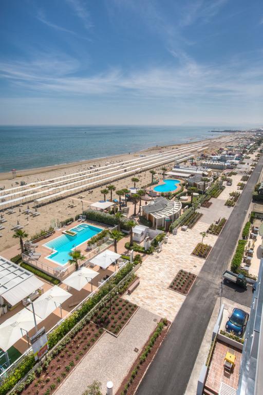 Hotel Commodore Riccione Bagian luar foto